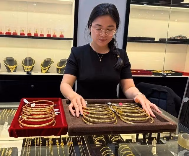 Các chuyên gia đều khuyên không nên bán tháo vàng, bạc thời điểm này. ẢNH: ĐAN THANH