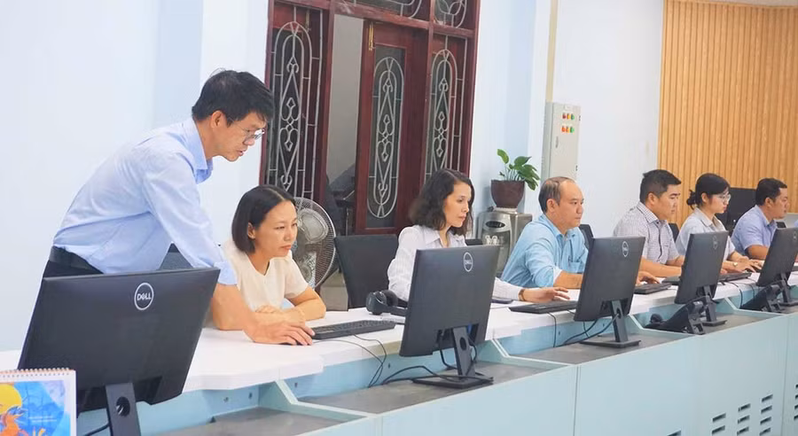 Đội ngũ kỹ thuật của Trung tâm Chuyển đổi số thường xuyên cập nhật và chuẩn hóa dữ liệu trên hệ thống. Ảnh: H.H