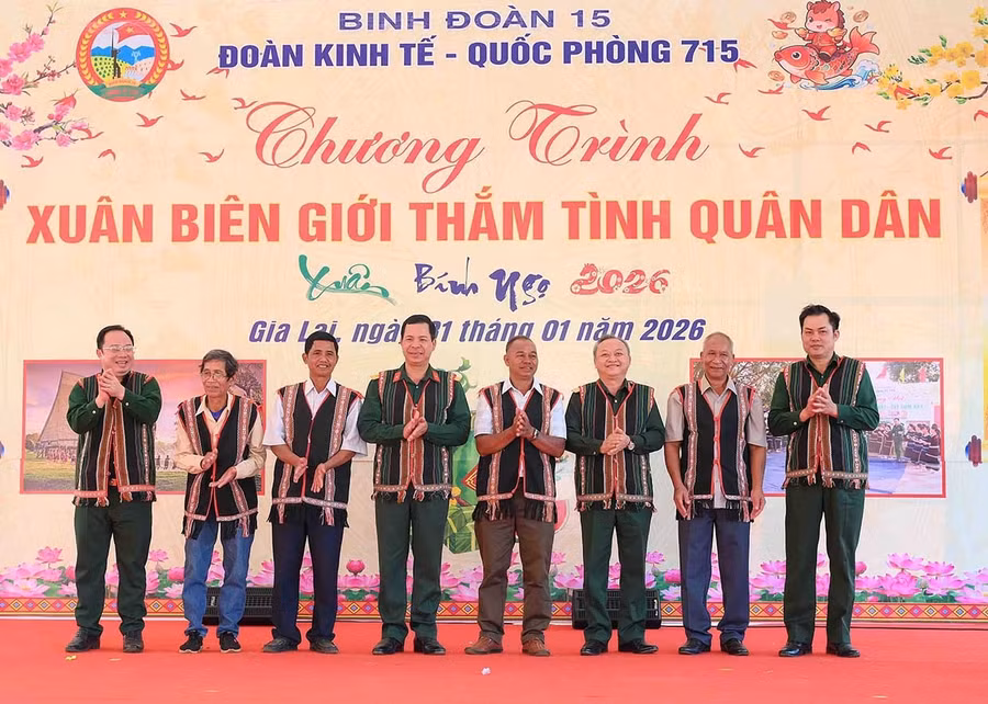 Đoàn Kinh tế - Quốc phòng 715 tổ chức chương trình Xuân biên giới thắm tình quân - dân tại xã Ia Krái. Ảnh: V.H
