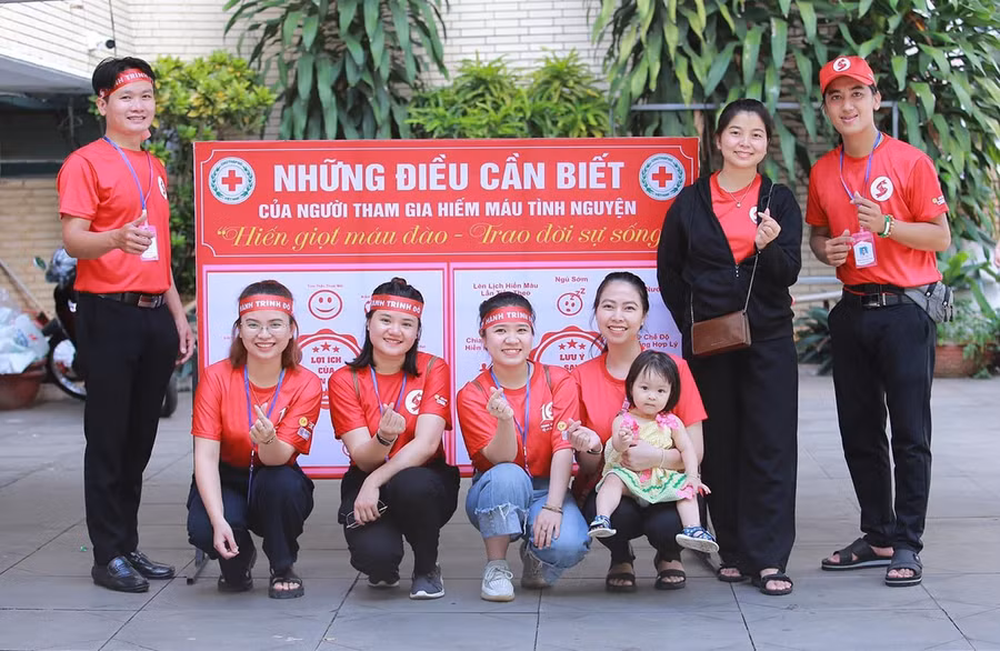 1-cac-tinh-nguyen-vien-cau-lac-bo-mau-nong-gia-lai-tich-cuc-ho-tro-cac-chuong-trinh-hien-mau-tinh-nguyen.jpg