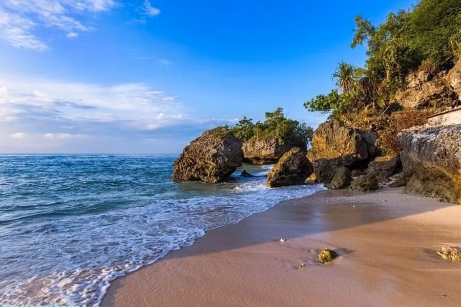 Bờ biển Bali đẹp và hoang sơ, yên bình. (Ảnh: CTV/Vietnam+)