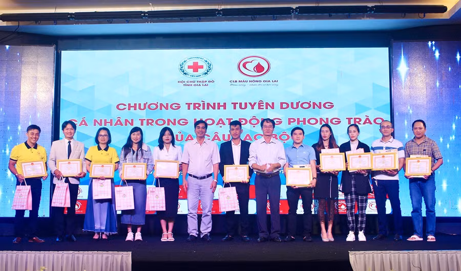 1-ban-chi-dao-van-dong-hien-mau-tinh-nguyen-tinh-tang-giay-khen-cho-1-tap-the-va-15-ca-nhan-co-thanh-tich-xuat-sac-trong-phong-trao-hien-mau-tinh-nguyen.jpg