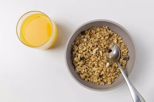 Yến mạch trộn hạt nguyên cám có chất xơ cao, tốt cho thực đơn buổi sáng với người kiêng đường. ẢNH: PEXELS
