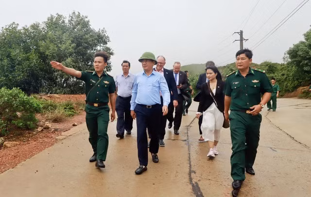 Chủ tịch UBND tỉnh Bình Định Phạm Anh Tuấn (thứ 2 hàng đầu) đưa lãnh đạo Tập đoàn PNE đến điểm khảo sát dự án