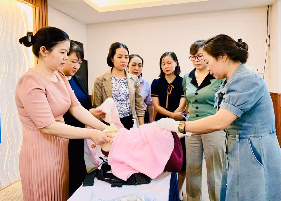 1-cac-hoc-vien-thuc-hanh-hoi-suc-cap-cuu-so-sinh-tren-mo-hinh-tai-lop-dao-tao-anh-nhu-nguyen.jpg