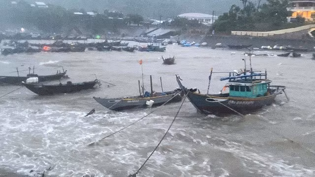 Gió to, sóng lớn tại khu vực âu thuyền Cù Lao Chàm - TP Hội An sáng 27-10
