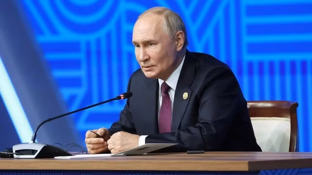 Tổng thống Vladimir Putin phát biểu trong một cuộc họp báo bên lề Hội nghị Thượng đỉnh BRICS lần thứ 16 tại Kazan - Nga. Ảnh: Sputnik