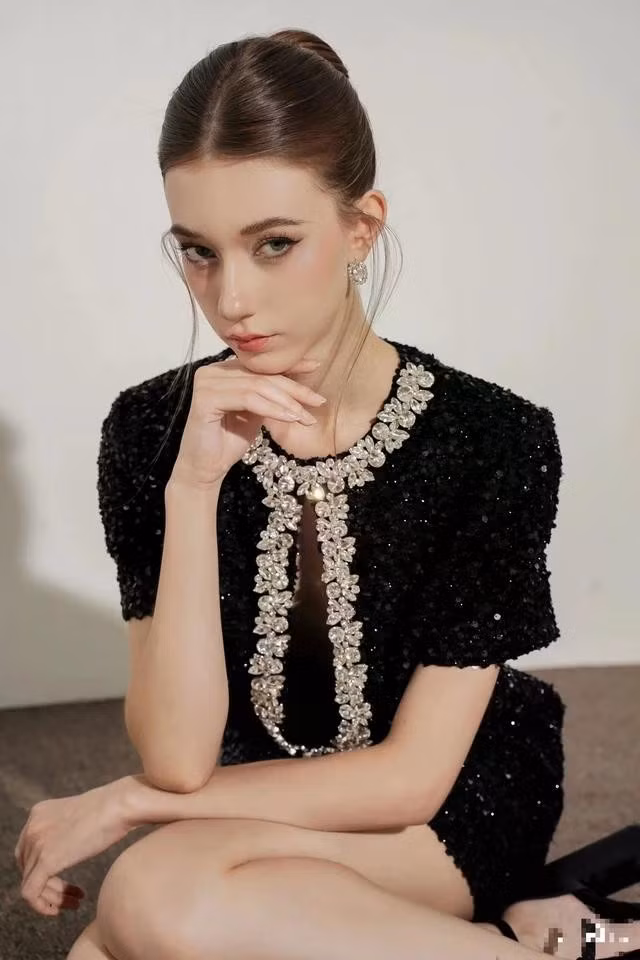 Chất liệu sequins hoặc tweed được bổ sung thêm chi tiết đính kết phối vải lưới mang đến góc nhìn vừa sexy, quyến rũ vừa tràn ngập sự kiêu kỳ, sang trọng. ẢNH: CRUSHIE