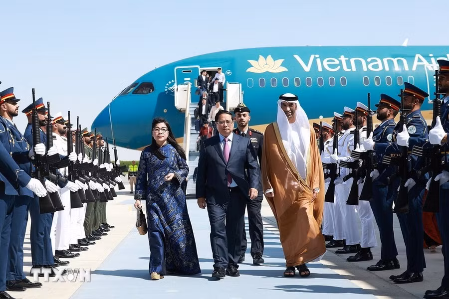 Lễ đón Thủ tướng Phạm Minh Chính và Phu nhân đến sân bay quốc tế Abu Dhabi, Thủ đô Abu Dhabi. (Ảnh: Dương Giang/TTXVN)
