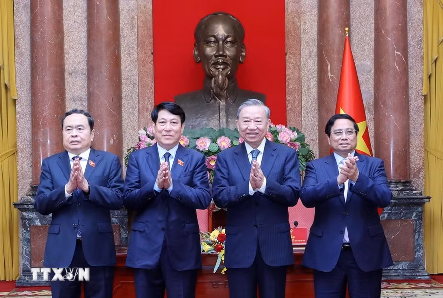 Tổng Bí thư Tô Lâm, Chủ tịch nước Lương Cường, Thủ tướng Chính phủ Phạm Minh Chính và Chủ tịch Quốc hội Trần Thanh Mẫn tại lễ bàn giao công tác của Chủ tịch nước. (Ảnh: Lâm Khánh/TTXVN)