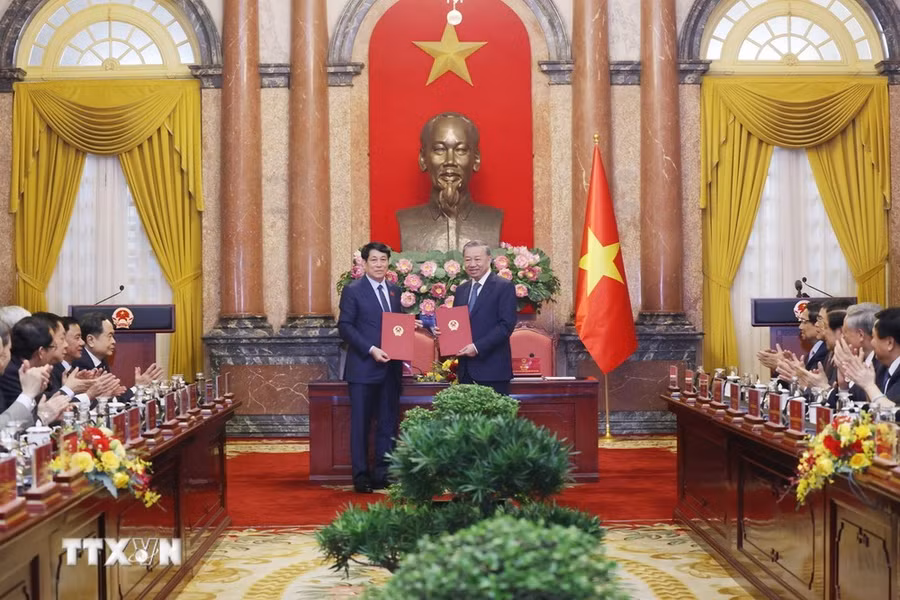 Tổng Bí thư Tô Lâm và Chủ tịch nước Lương Cường trao Biên bản bàn giao công tác của Chủ tịch nước. (Ảnh: Lâm Khánh/TTXVN)