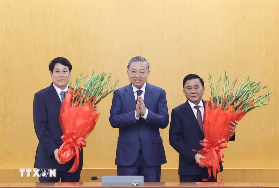 Tổng Bí thư Tô Lâm tặng hoa cho ông Lương Cường, Ủy viên Bộ Chính trị, Chủ tịch nước và ông Trần Cẩm Tú, Ủy viên Bộ Chính trị, Thường trực Ban Bí thư, Chủ nhiệm Ủy ban Kiểm tra Trung ương. (Ảnh: Thống Nhất/TTXVN)