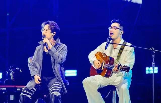Vũ. (phải) và Hà Anh Tuấn trong concert Bảo tàng của nuối tiếc thu hút khán giả tại TP.HCM. Ảnh: NSCC