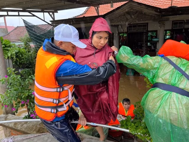Sơ tán người dân ra khỏi vùng nguy hiểm