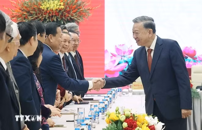 Tổng Bí thư Tô Lâm với các đại biểu tri thức, nhà khoa học. (Ảnh: Thống Nhất/TTXVN)