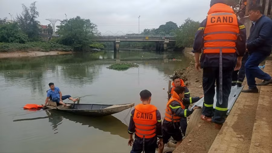 Lực lượng chức năng và người dân tìm kiếm thi thể nam sinh trên sông Phủ