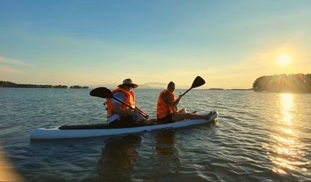Du khách nước ngoài tỏ ra thích thú khi ngao du đầm Thị Nại