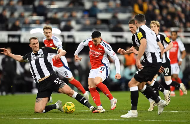 Gabriel Martinelli trong vòng vây các cầu thủ Newcastle