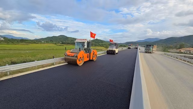 Thi công cao tốc Vân Phong - Nha Trang qua địa bàn tỉnh Khánh Hòa. Ảnh: Nam Khánh