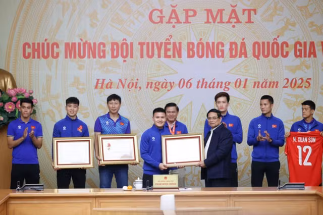Thủ tướng Phạm Minh Chính tặng Huân chương Lao động cho đội tuyển Việt Nam - Ảnh: NHẬT BẮC