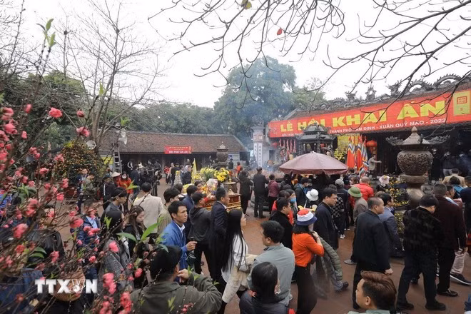 Rất đông người dân địa phương và du khách đến đền Trần dâng hương, dâng lễ trong lễ hội Khai ấn đền Trần (Nam Định). (Ảnh: Minh Quyết/TTXVN)