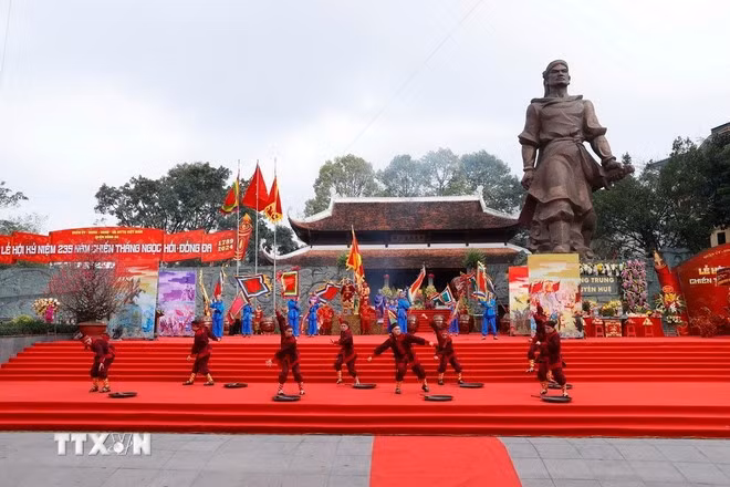 Chương trình biểu diễn nghệ thuật màn Sử thi mùa xuân Kỷ Dậu 1789 do các nghệ sỹ Nhà hát Tuồng Trung ương biểu diễn tại Lễ hội Gò Đống Đa năm 2024. (Ảnh: Minh Quyết/TTXVN)
