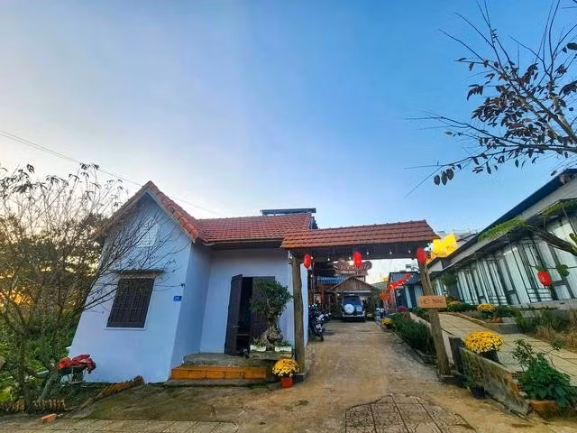 Một homestay ở Măng Đen treo bảng hết phòng. ẢNH: HẢI PHONG