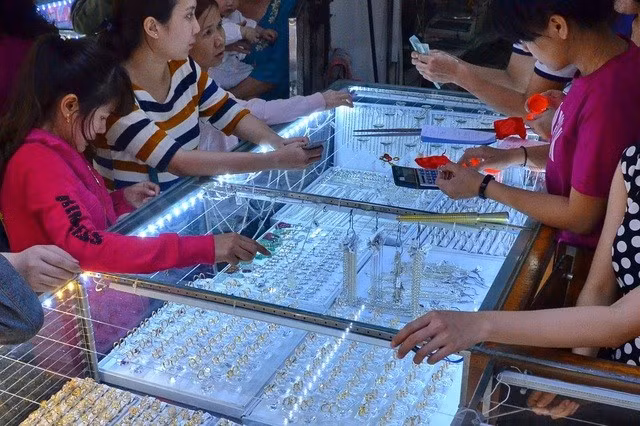 Giá vàng thế giới tiếp tục nóng lên.