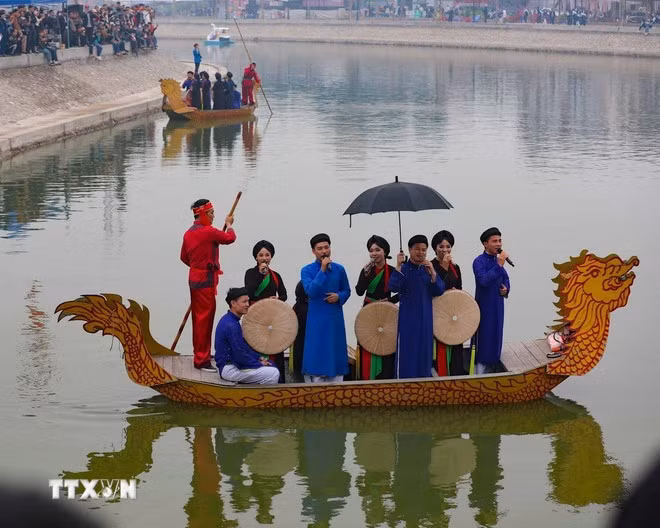 Biểu diễn hát quan họ trong lễ hội Lim (Bắc Ninh). (Ảnh: Thanh Tùng/TTXVN)