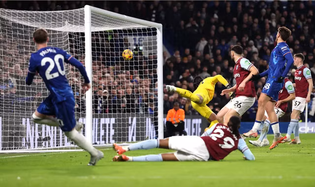 Wan-Bissaka với pha đá phản đã dâng chiến thắng cho chủ nhà Chelsea
