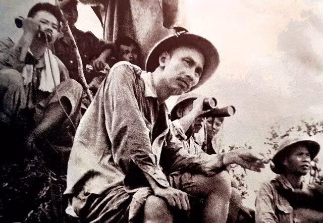 Hình ảnh lịch sử ghi lại thời điểm Chủ tịch Hồ Chí Minh quan sát trận đánh Đông Khê mở màn Chiến dịch Biên giới (1950)