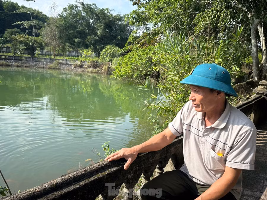 Ông Trịnh Văn Lợi người trông coi đền Trầm Lâm.