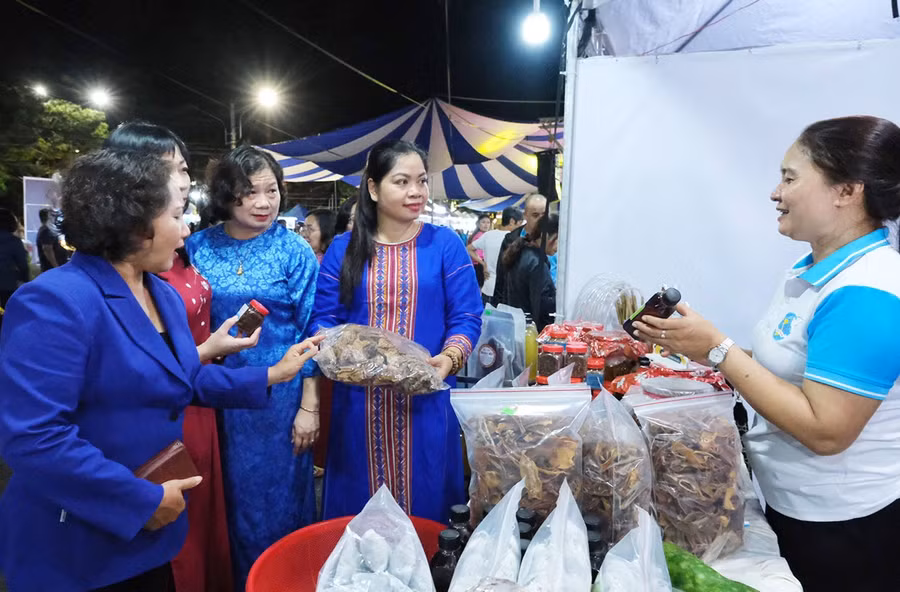 0them-Các đồng chí lãnh đạo tham quan các gian hàng sản phẩm khởi nghiệp của phụ nữ.jpg