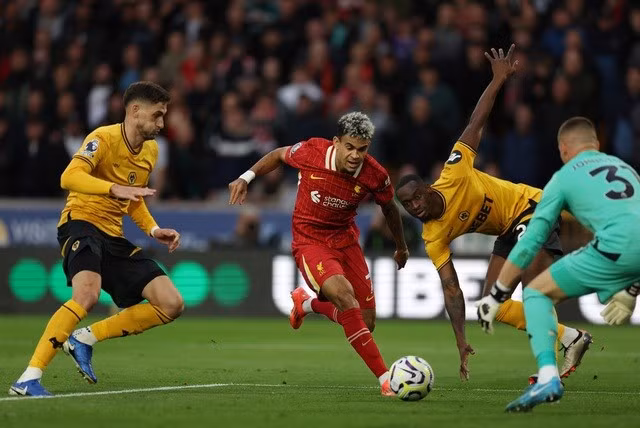 Hàng thủ Wolves vất vả ngăn trở các chân sút Liverpool