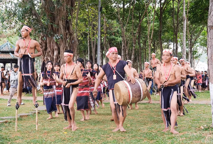 4tdoan-nghe-nhan-huyen-kong-chro-trinh-dien-cong-chieng-tai-ngay-hoi.jpg