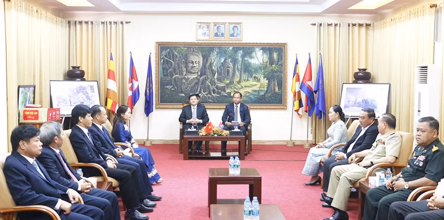 4them-quang-canh-buoi-tham-chuc-tet-tinh-preah-vihaer.jpg