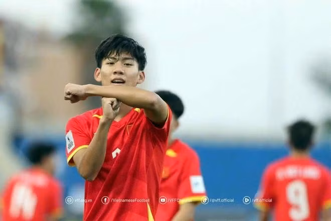 Duy Khang (số 7) giúp U.17 Việt Nam có lợi thế dẫn bàn sau hiệp 1. ẢNH: VFF