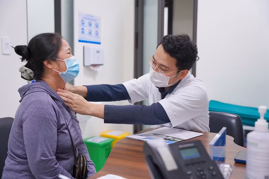 2tu-khi-trien-khai-chuong-trinh-kham-cung-chuyen-gia-den-nay-thang-7-2024-benh-vien-hung-vuong-gia-lai-da-tiep-nhan-hon-600-luot-khach-hang-den-kham-dieu-tri-va-phau-thuat-cung-chuyen-gia-anh-dvcc.jpg