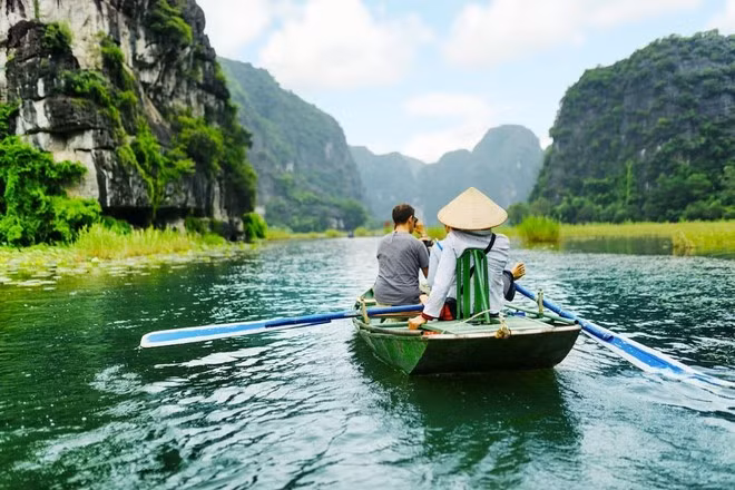 Ninh Bình xếp vị trí thứ hai trong Top 5 khu vực hiếu khách nhất Việt Nam năm 2025 nhờ phong cảnh hữu tình và các giá trị lịch sử đặc sắc. (Ảnh: CTV/Vietnam+)