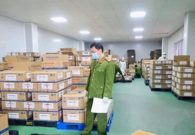 Hàng ngàn hộp sữa bột giả các loại bị thu giữ để phục vụ điều tra. ẢNH: CA