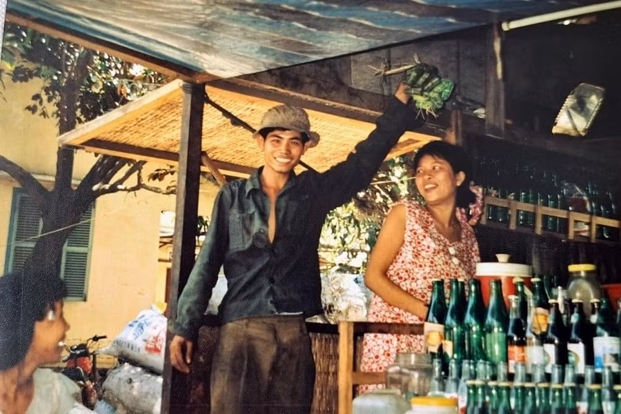 Quầy nước với những con người Việt Nam thân thiện tại một địa điểm gần Nha Trang năm 1994. ẢNH: Simon O'Reilley