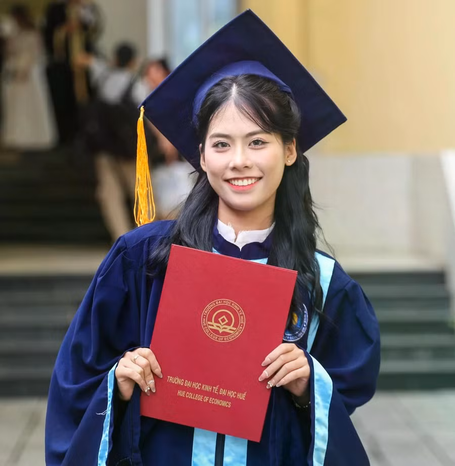 Trần Ái Thi là thủ khoa đầu ra năm 2025 của Trường ĐH Kinh tế - ĐH Huế. ẢNH: NHÂN VẬT CUNG CẤP