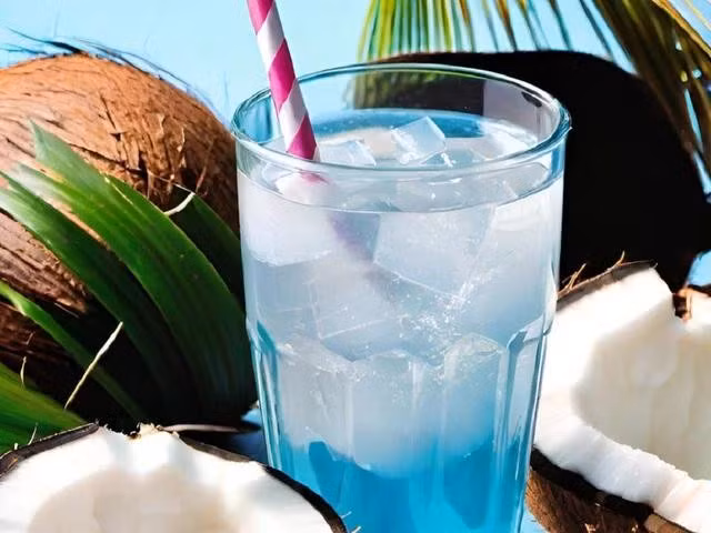 Nước dừa giàu chất điện giải tự nhiên cần thiết cho hoạt động của tim như như kali, magiê và canxi. ẢNH: AI