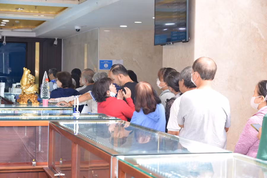 Giá vàng miếng SJC tăng vượt mọi dự báo và đang cao hơn thế giới tới 7-8 triệu đồng/lượng