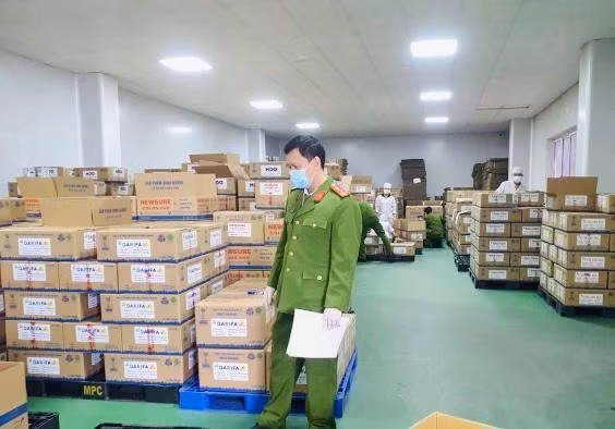 Công an thu giữ hàng ngàn hộp sữa bột giả các loại để phục vụ điều tra. ẢNH: CAND