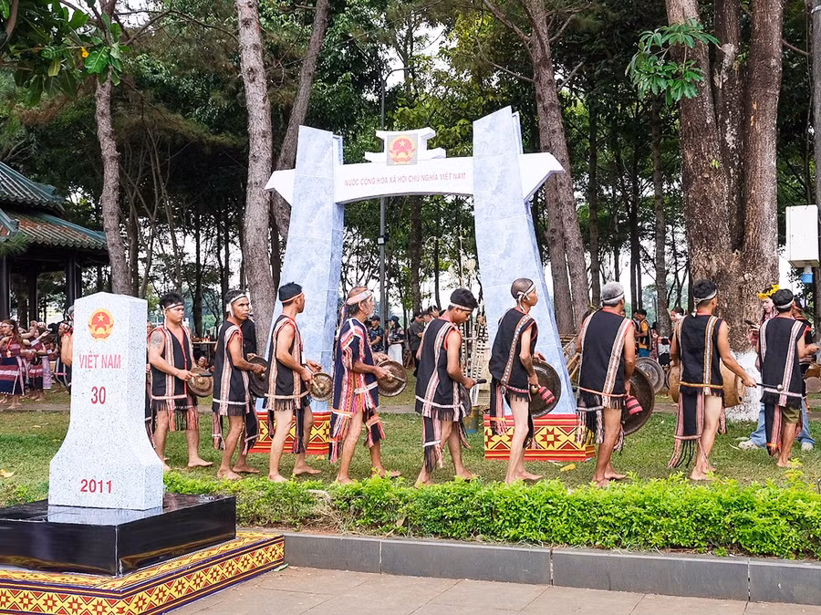 5doan-nghe-nhan-huyen-duc-co-mang-theo-hinh-anh-quoc-mon-cua-khau-quoc-te-le-thanh-va-cot-moc-30-den-ngay-hoi-anh-hoang-ngoc.jpg