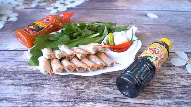 Chả ram tôm đất Bình Định ăn kèm với cải cay và tương ớt sẽ mang lại hương vị rất tuyệt. ẢNH: DŨNG NHÂN