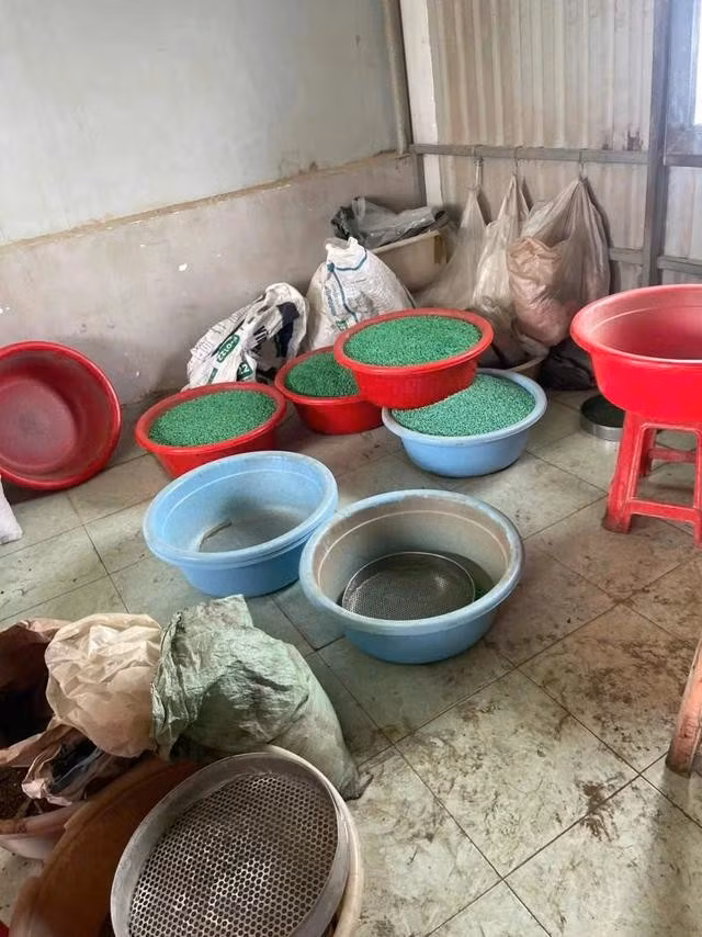 Hiện trường một cơ sở sản xuất thuốc giả của đường dây sản xuất thuốc giả. ẢNH: CÔNG AN THANH HÓA