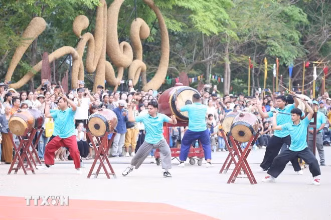 Chương trình diễu hành chào mừng Angkor Sangkranta năm 2025 gây ấn tượng với những vũ điệu đương đại, giai điệu trẻ trung, sôi động. (Ảnh: Huỳnh Thảo/TTXVN)