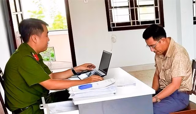 Công an đang làm việc với bị can Phạm Duy Hạnh. Ảnh: N.L